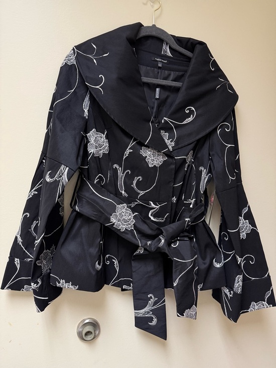 Samuel Dong Jackets & Blazers - 💥 NwT: Samuel Dong Black Floral Belted Jacket with White Embroidery⭐️